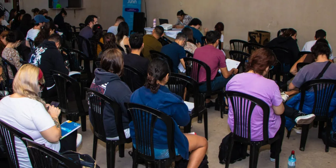 Unos 75 vecinos se capacitaron sobre manipulación segura de alimentos