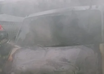 Incendio de un vehículo en el interior de una vivienda