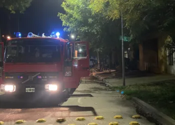 Bomberos y vecinos rescataron a una mujer de 94 años en un incendio