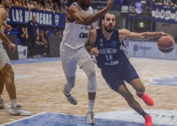 Argentino batalló hasta el final pero sufrió otra derrota y quedó más complicado