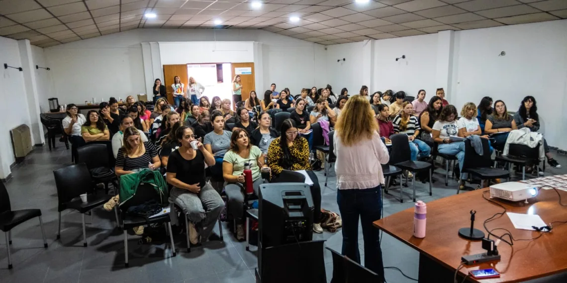 Capacitación a personal de los jardines maternales municipales