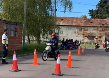 Nuevo ciclo de clínicas viales y entrega de cascos