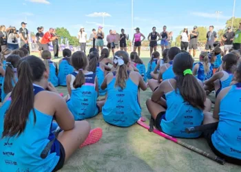 Las Leonas entregaron camisetas a deportistas locales