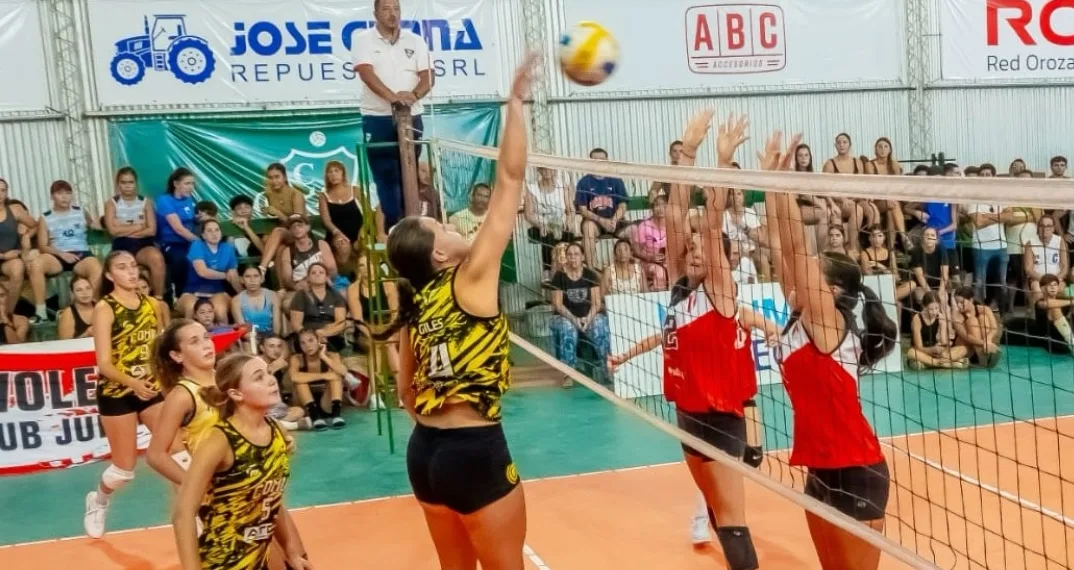 Vóley: 35 equipos y más de 400 deportistas disputan la primera fecha del sub-18