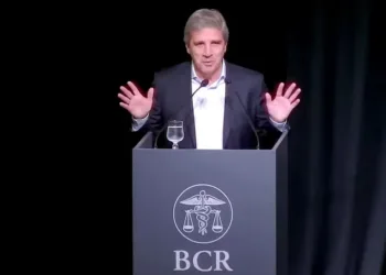 Caputo, contra los economistas que piden devaluar