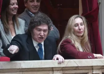 Milei se peleó con diputados de la izquierda, criticó a los periodistas y festejó el discurso de Adorni