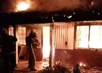 Murieron tres jóvenes  en el incendio de una casa