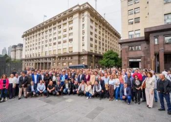 Intendentes evalúan denunciar a Caputo por presunta malversación de fondos