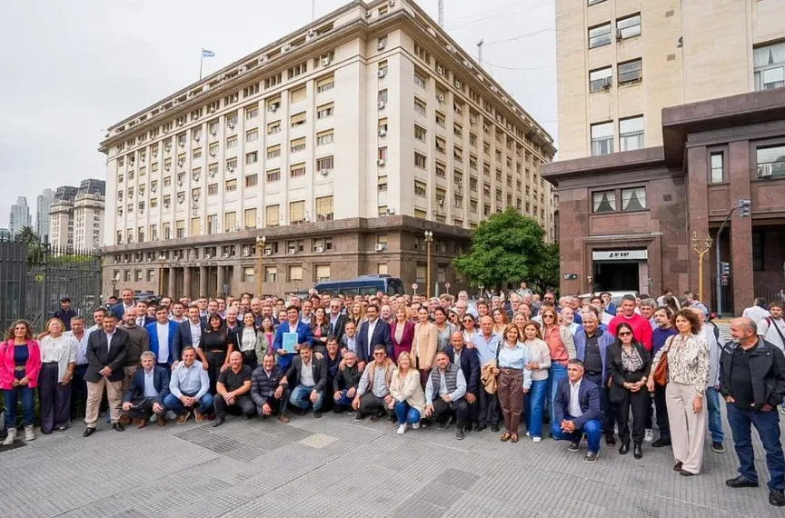 Intendentes evalúan denunciar a Caputo por presunta malversación de fondos