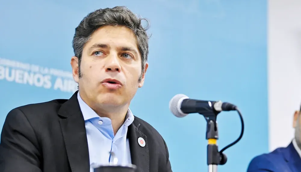 Jugada política al límite: Kicillof se arriesga a esquivar  el rescate de Caputo para intentar exponer a Milei