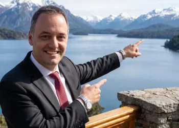 Otro viaje millonario de Adorni: afirman que gastó miles de dólares en lujoso hotel de Bariloche