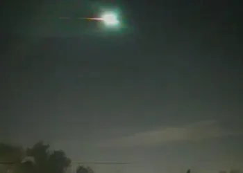 Un brillante bólido verde cruzó el cielo nocturno y sorprendió a muchos en el AMBA