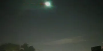 Un brillante bólido verde cruzó el cielo nocturno y sorprendió a muchos en el AMBA
