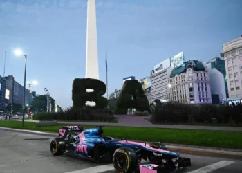 Presentaron en el Obelisco el Fórmula 1 que conducirá Colapinto en Palermo