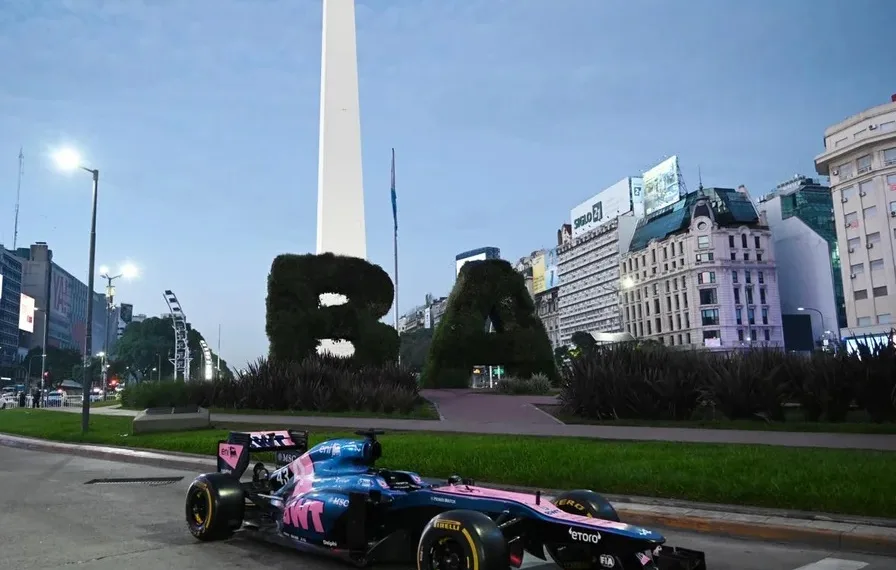 Presentaron en el Obelisco el Fórmula 1 que conducirá Colapinto en Palermo