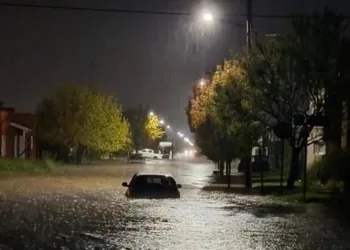Coronel Suárez: llovieron 90 mm en una hora y quedaron calles anegadas y autos atrapados por el agua