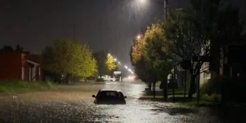 Coronel Suárez: llovieron 90 mm en una hora y quedaron calles anegadas y autos atrapados por el agua