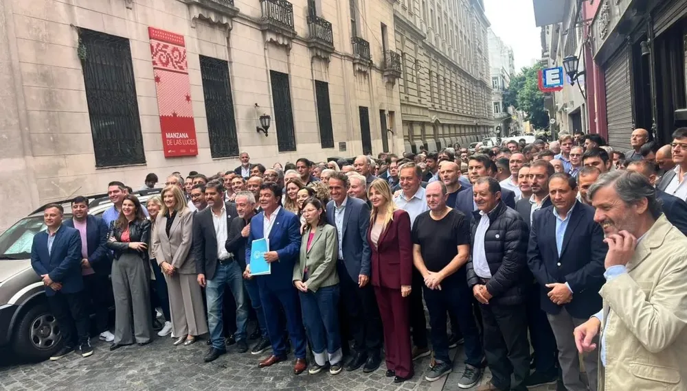 Intendentes marchan a Capital Humano por fondos para la asistencia alimentaria