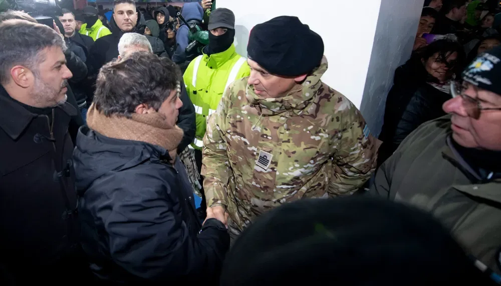 Kicillof lideró la vigilia por Malvinas en Tierra del Fuego