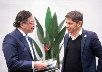 Kicillof en la cumbre progresista de Barcelona: críticas a Trump y un guiño del colombiano Petro