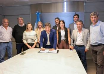 Kicillof, Rodríguez y Álvarez Rodríguez encabezaron la firma de planes directores locales de caminos rurales