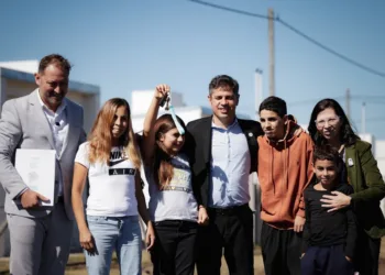Kicillof entregó 38 viviendas a familias de Lincoln