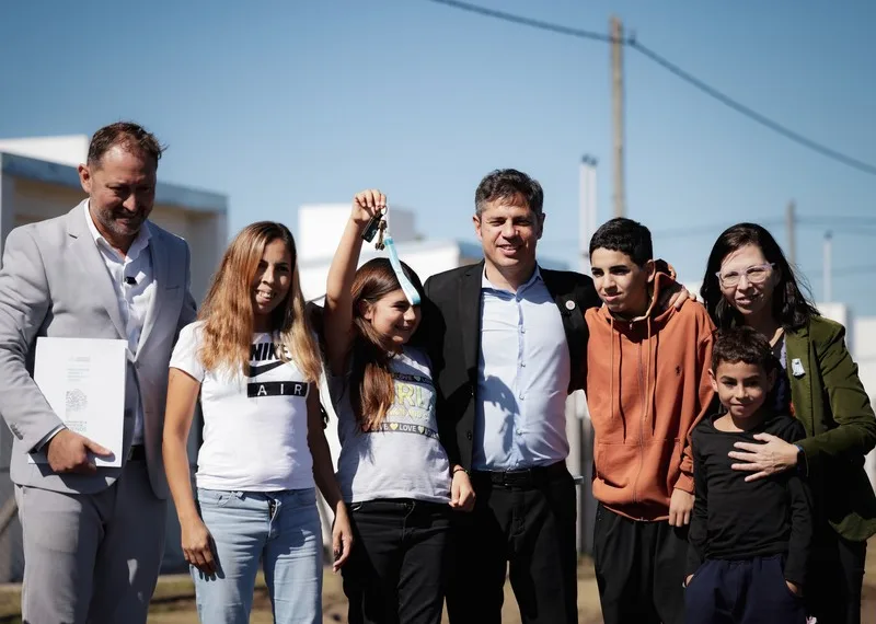 Kicillof entregó 38 viviendas a familias de Lincoln