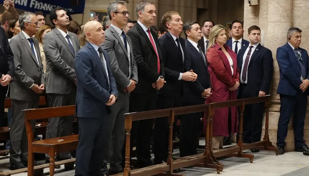 La dirigencia política fue a Luján para homenajear al Papa y la Iglesia pidió frenar «gestos violentos»