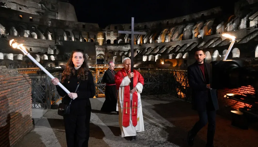 León XIV cargó la cruz en su primer Viernes Santo como Papa
