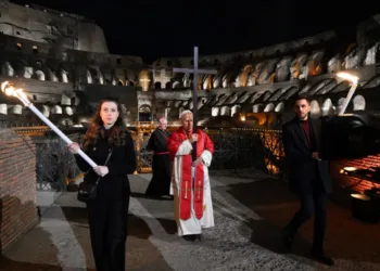 León XIV cargó la cruz en su primer Viernes Santo como Papa