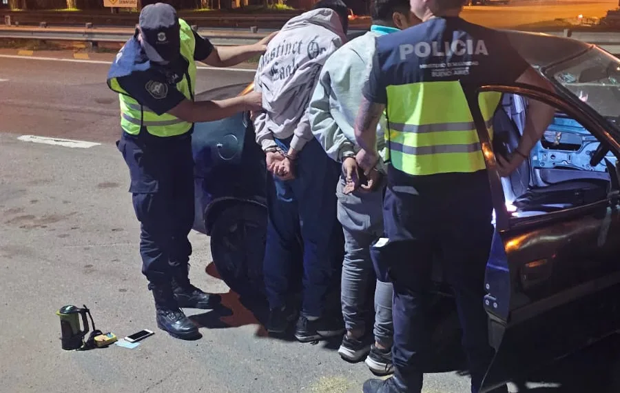 Dos hombres detenidos en un ingreso a la ciudad por transportar cocaína