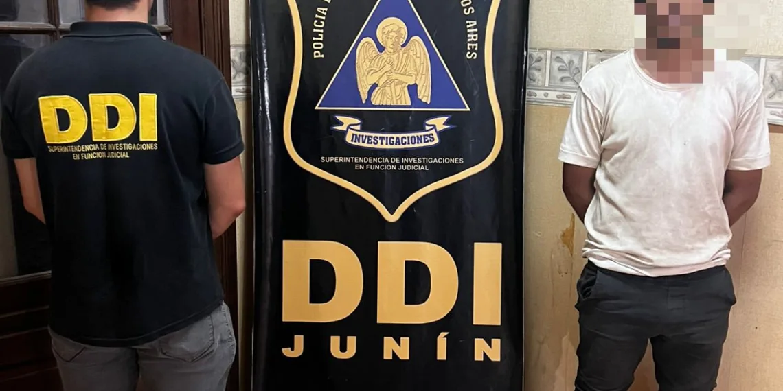 Un hombre fue aprehendido por robar un celular del interior de un auto