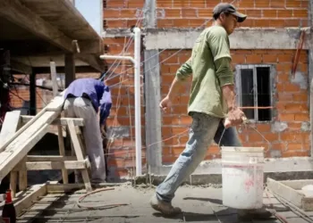 La Provincia advierte por el derrumbe de la industria, la construcción y el empleo