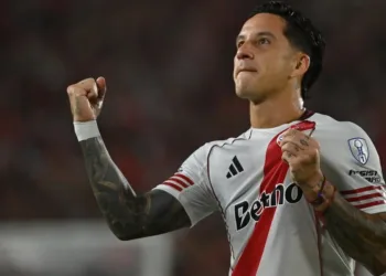 Sin sobrarle nada, River le ganó a Carabobo y lidera el grupo H