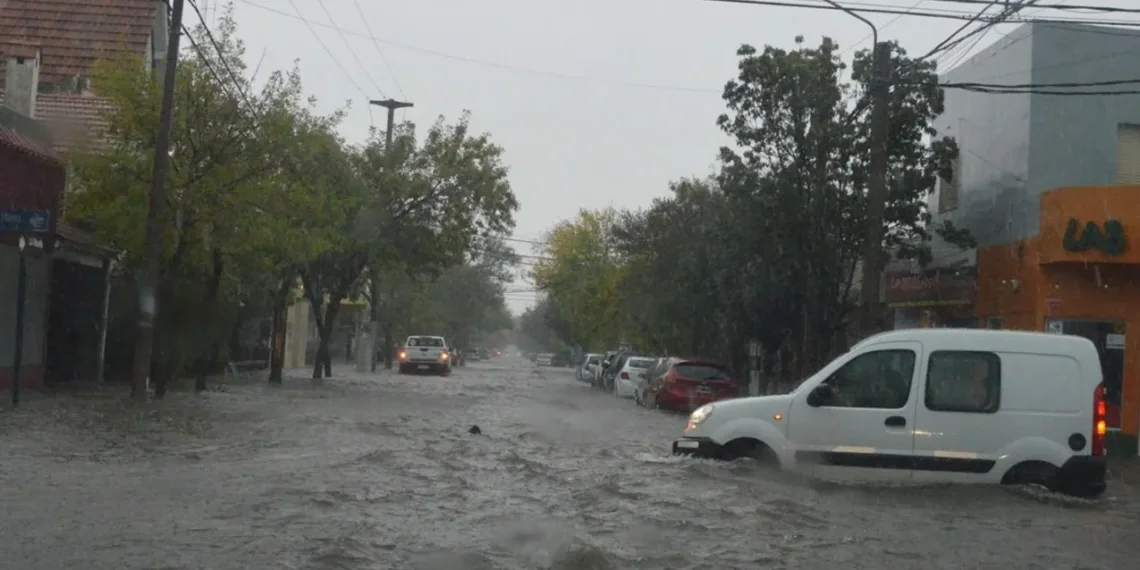 Inundaciones en Santa Rosa: cayeron 90 milímetros y pidieron a los vecinos resguardarse en sus hogares
