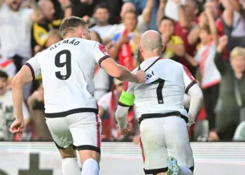 El Rayo Vallecano goleó al AEK Atenas y se acerca a la semifinal