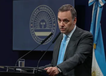 Adorni enfrentará en Diputados más de 4.800 preguntas con Milei en el palco
