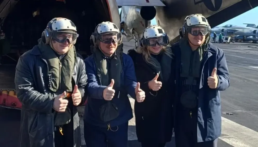 Nuevo gesto de alineamiento: Milei voló a un portaaviones nuclear de EEUU y se entrevistó con un alto mando militar