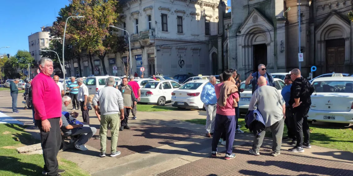 Movilización de taxistas en reclamo por Uber
