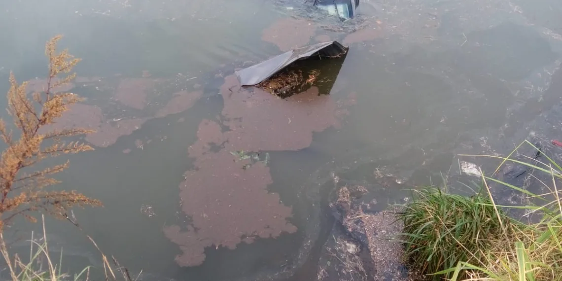 Un auto despistó y cayó al agua en avenida Circunvalación
