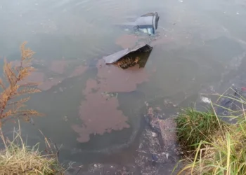 Un auto despistó y cayó al agua en avenida Circunvalación
