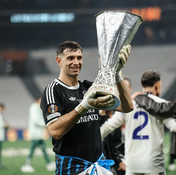 Tras ser campeón en la Europa League, el ‘Dibu’ Martínez encendió las alarmas en la Selección Argentina