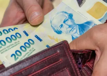 Los salarios subieron 3,4% en marzo, pero los registrados siguen perdiendo contra la inflación