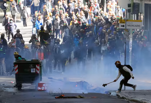 Bolivia: choques entre policías y manifestantes en La Paz