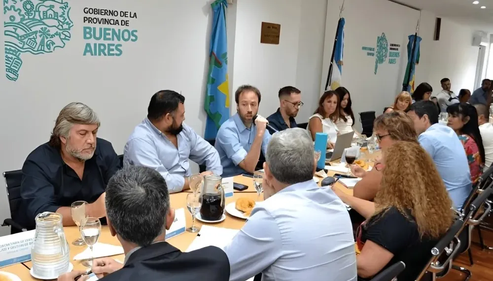 Provincia vuelve a negociar salarios con los estatales: el modelo de oferta que evalúan por la estrechez financiera