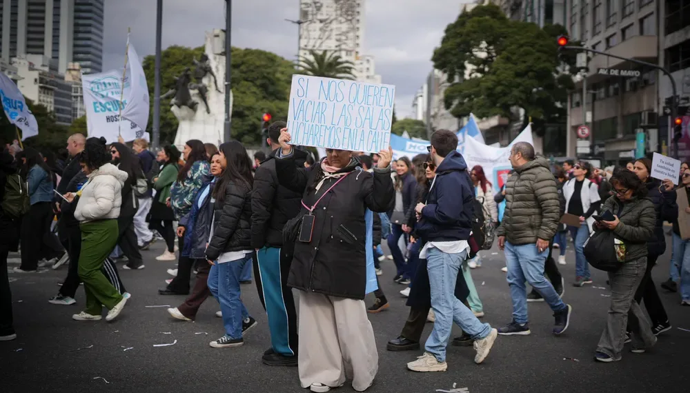 Marcha contra el ajuste en salud: gran convocatoria en Plaza de Mayo y réplicas en todo el país