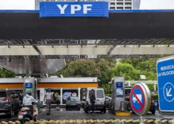 YPF confirmó un aumento del 1% en los combustibles y alargó el congelamiento por 45 días más