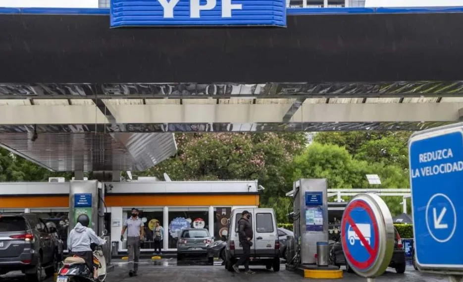 YPF confirmó un aumento del 1% en los combustibles y alargó el congelamiento por 45 días más