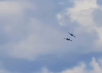 Impactante choque de dos aviones militares en un show aéreo en Estados Unidos