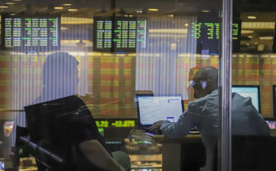 Subió el riesgo país y cayeron acciones y bonos argentinos